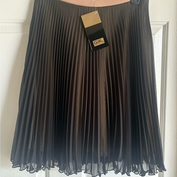 GATA. Elegant Black Pleated Skirt. SIZE. 36 - Picture 8 of 13